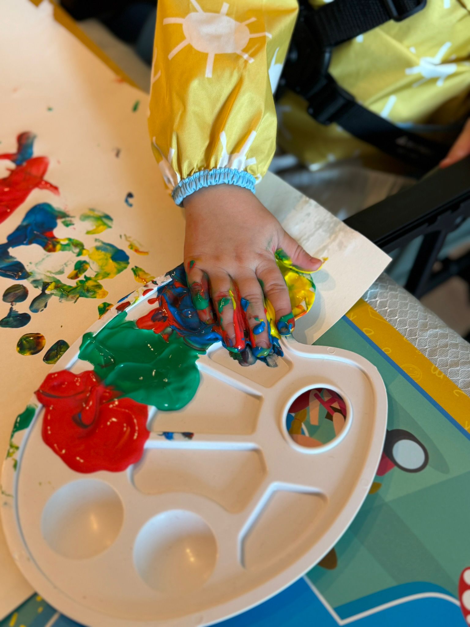 Kind verft met handjes