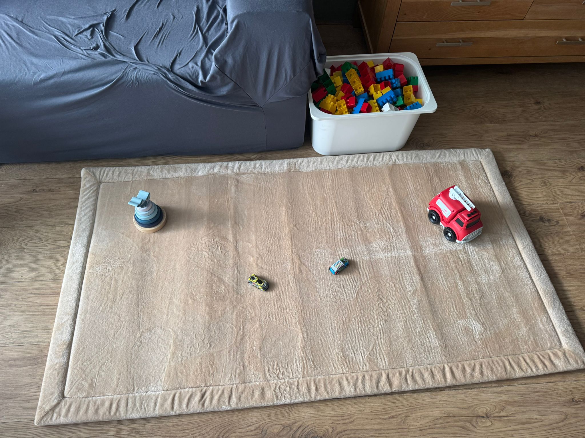 Zacht speelkleed in de woonkamer