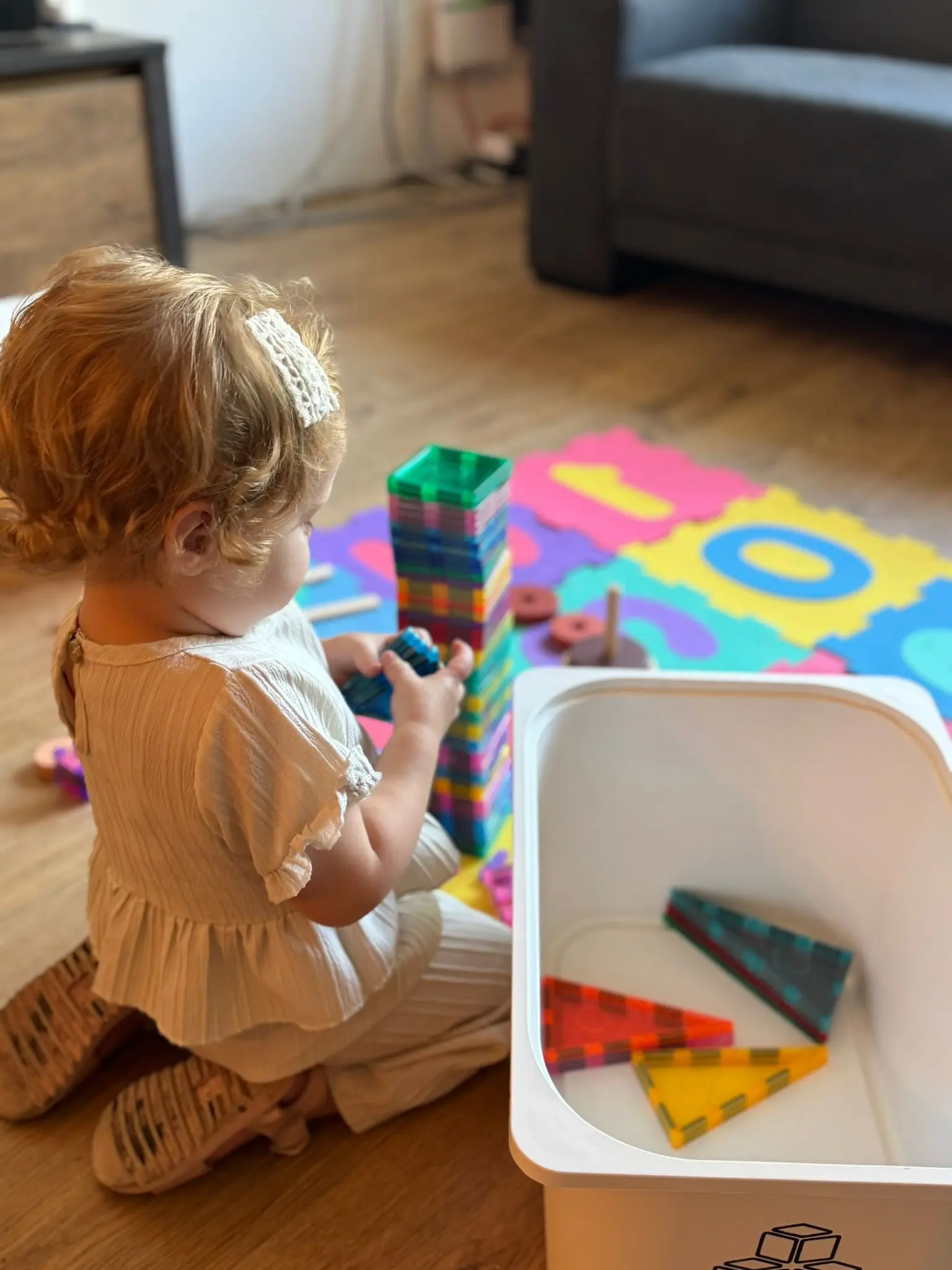 Spelen in de woonkamer bij De Zonnesnoetjes